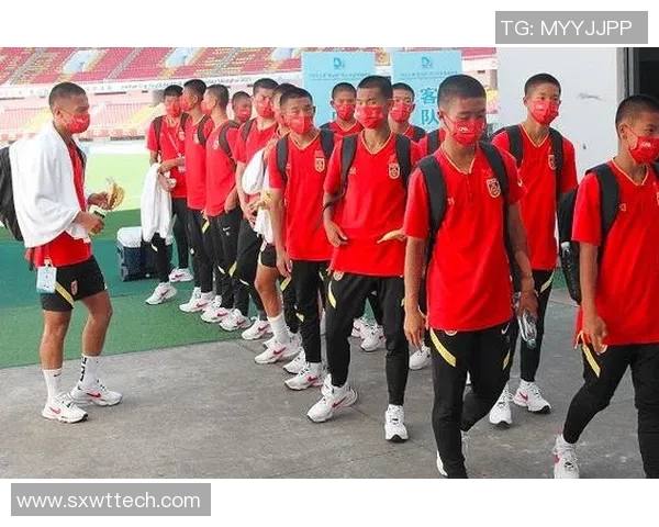 中国足球球星基本功训练技巧全解析提升技术水平的必备秘籍 中国足球球星基本功训练技巧全解析提升技术水平的必备秘籍