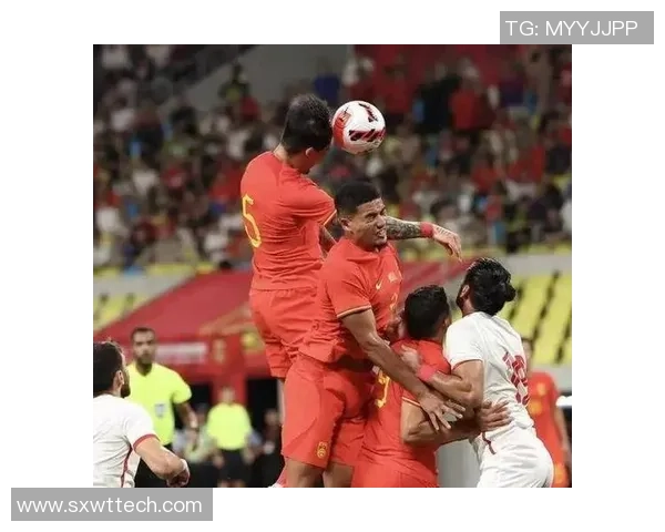 足球球星现场被疯狂围观粉丝蜂拥而至场面火爆引发热议